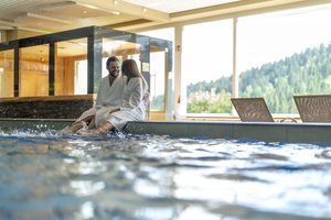 Hallenbad mit Paar
