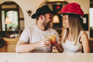 Päärchen mit Cocktail und Schwarzwaldtracht